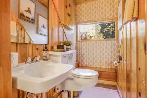 Bilik mandi di The Knotty Pine +22 gambar