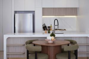 Η κουζίνα ή μικρή κουζίνα στο 'Oasis' 2 Bedroom Apt in the heart of Burwood