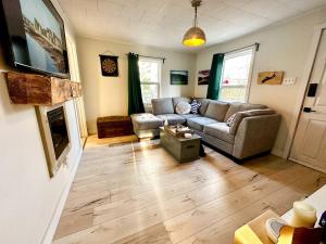 ein Wohnzimmer mit Sofa und Tisch in der Unterkunft Peaceful Lily Pad Cottage In Hubbards in Hubbards
