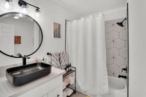 ein Badezimmer mit Waschbecken und Duschvorhang in der Unterkunft 3br 2bth, 10 Min To Jtnp, Ev Charger, Zen Garden in Joshua Tree + 35 Fotos