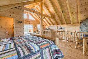 Katil atau katil-katil dalam bilik di Rustic Luxury Saw N' Logzzz Cabin Getaway
