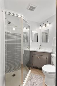 Koupelna v ubytování Nashville Gem Grill Mini Pickleball Sleeps 12