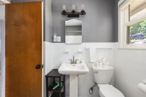 Koupelna v ubytování Nashville Gem Grill Mini Pickleball Sleeps 12 + 20 fotografií