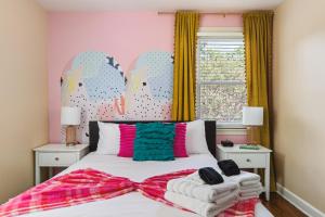 Postel nebo postele na pokoji v ubytování Nashville Gem Grill Mini Pickleball Sleeps 12