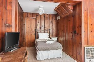 TV a/nebo společenská místnost v ubytování Nashville Gem Grill Mini Pickleball Sleeps 12