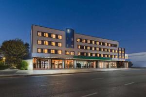 a large building with many windows on a street at JI Hotel Beijing Huilongguan West Street全季北京回龙观西大街酒店 in Beijing