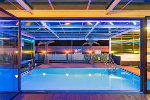 una piscina in un edificio con una grande finestra di Yangpyeong Lulu Lala Pension a Yangpyeong