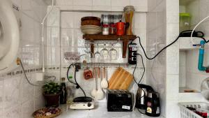 Una cocina con una encimera con utensilios encima. en Baan PadSeeEw - Rooftop Riverview 2nd floor, en Thonhuri 70 fotos más