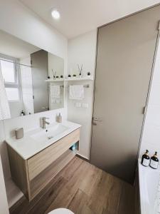 ein Badezimmer mit Waschbecken und großem Spiegel in der Unterkunft Departamento vista cordillera alto la florida in Santiago + 5 Fotos