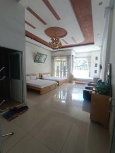 a large room with a bed and a couch at Khách Sạn Sơn Duyên in Ấp Thiện Lập