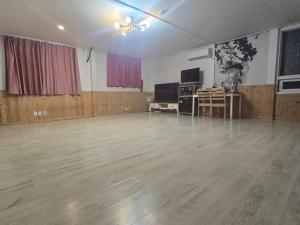 TV a/nebo společenská místnost v ubytování Eulwangri Suwanee Pension