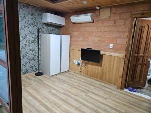 Kuchyň nebo kuchyňský kout v ubytování Yeonggwang Chohyeon Pension