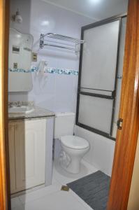 Ванная комната в Comodoro departamentos Oruro Bolivia +10 фотографий