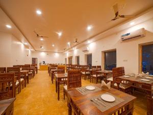 The Golden Sand Resort&Camp餐厅或其他用餐的地方