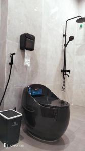 a bathroom with a black tub in a room at Phố Cổ Homestay in Ninh Binh