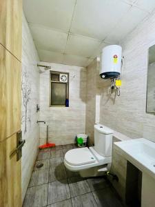 a bathroom with a toilet and a sink at premanand mharaj marg Vrindavan Dham in Vrindāvan