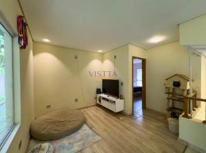 a living room with a vista sign on the wall at Casa Aconchegante na Serra da Cantareira em Condomínio Fechado in Mairiporã