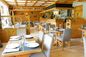 レ・コンタミンヌ・モンジョワにあるHotel Le Christianiaの木製のテーブルと椅子のあるダイニングルーム