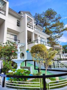 a water fountain in front of a building at Baguio Brentwood Villas in Baguio