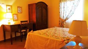 1 dormitorio con cama, escritorio y mesa en La luna nel fiume, en Giffoni Valle Piana