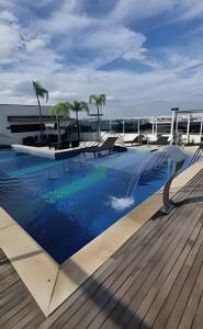 uma piscina no telhado de um edifício em StudioPremium Hospedagem EventosCorporativosAnhembi ExpoCenterNorte em São Paulo