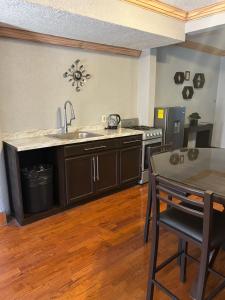 an empty kitchen with a sink and a stove at Departamento totalmente equipado in Ciudad Juárez +4 photos