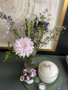 エドモントンにあるYEG Family Homeの花瓶