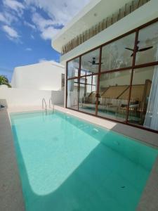 una gran piscina frente a un edificio en SandScape Pool Villa B, en Ban Nong Khao Nieo