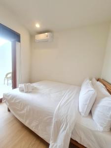 1 dormitorio con 1 cama con sábanas blancas y ventilador en SandScape Pool Villa B, en Ban Nong Khao Nieo 24 fotos más