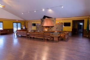 sala de estar con sofá, mesa y sillas en Leavenworth Camping Resort Lakeview Lodge 2, en Leavenworth