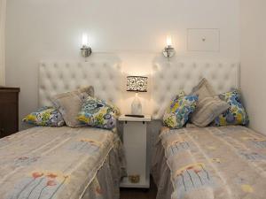 1 dormitorio con 2 camas y pared blanca en Tango Bs As Multipremiado! Cuidamos su estadía en Buenos Aires