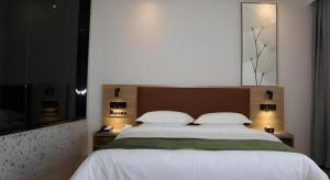 Voodi või voodid majutusasutuse Green Tree Inn Express Inner Mongolia Ulan Qab High-Speed Railway Station toas
