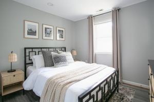 Ένα ή περισσότερα κρεβάτια σε δωμάτιο στο Luxury 3-BR & Free Parking - 6-minutes to Monuments