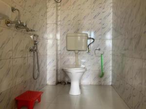 een badkamer met toilet en douche bij Sweet Home Guest House in Shillong