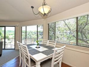 Φωτογραφία από το άλμπουμ του Lakefront Bungalow With Community Poolhot Tub #1 σε Lakeway