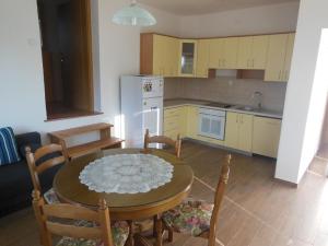 Kuchyň nebo kuchyňský kout v ubytování Apartments Maslina