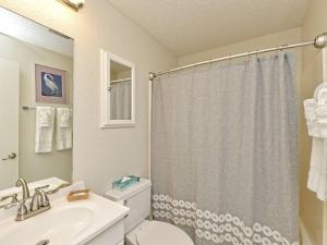 ein Badezimmer mit Dusche, Toilette und Waschbecken in der Unterkunft Lake Travis Bungalow Casita Golden Rod #2 in Lakeway + 10 Fotos