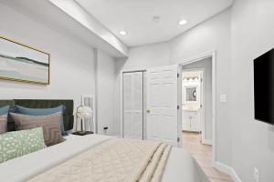 Ένα ή περισσότερα κρεβάτια σε δωμάτιο στο Luxury 3BR & Parking in Central DC - Steps to Metro
