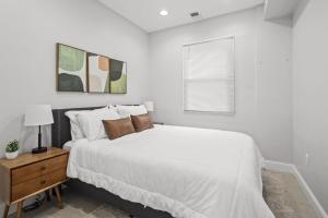 Ένα ή περισσότερα κρεβάτια σε δωμάτιο στο Luxury 3BR & Parking in Central DC - Steps to Metro +18 φωτογραφίες