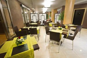 Posedenie v ubytovaní Melqart Hotel