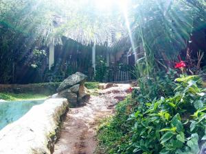 un camino de tierra delante de una casa en Ancient Grand Villa, en Pinnawala