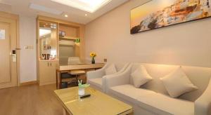 a living room with a couch and a table at SHANGJINGHAO HOTEL （SAKATA SNOW ELEPHANT SUBWAY STATION SHOP） in Lung Wa
