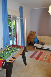 een woonkamer met een pooltafel en een teddybeer bij Arancio residence in Taormina