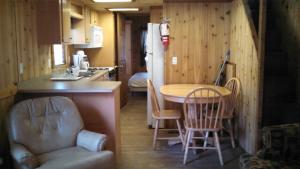 una cocina con mesa y sillas en una casa en Alpine Lake Lakefront Cabin 5, en South Corinth