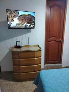 TV a/nebo společenská místnost v ubytování Acogedora Habitación