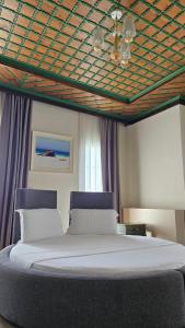 Postel nebo postele na pokoji v ubytování Hotel Sarajet e Pashait 2