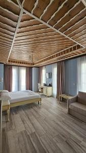 Postel nebo postele na pokoji v ubytování Hotel Sarajet e Pashait 2