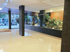 ブローニュ・ビヤンクールにあるSUNNY Studio 2 steps from metroの植物の空ロビー +1枚の写真