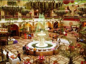 a large mall with a fountain in the middle of it at Nanning Yongjiang Hotel in Nanning +37 photos