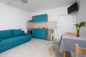 Televízia a/alebo spoločenská miestnosť v ubytovaní Apartmani Ve-Ro